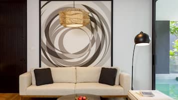 Two Bedroom Residence, 1 King Size Bed, 2 Single Beds, Private Plunge Pool | Área de estar | Smart TV 55 polegadas com canais via satélite