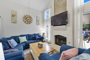 Televisión, chimenea, tenis de mesa y libros 