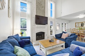 Televisión, chimenea, tenis de mesa y libros 