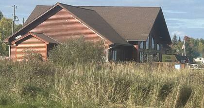 Tranquil waterfront cabin with AC in charming Barbeau with outside fun zone