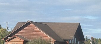 Tranquil waterfront cabin with AC in charming Barbeau with outside fun zone