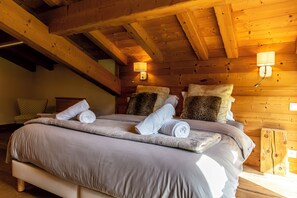 5 makuuhuonetta, työpöytä, silitysrauta/-lauta, vauvan matkasänky