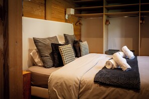 5 chambres, bureau, fer et planche à repasser, lit de bébé portatif