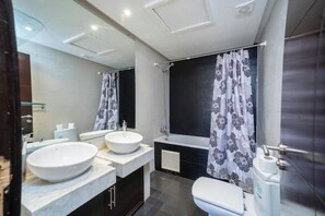 Regadera, secadora de cabello, bidet, toallas 