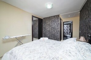 2 habitaciones, tabla de planchar con plancha, wifi y ropa de cama 