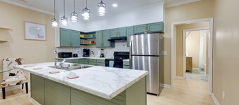 < 10 Mi to UAB: Birmingham Group Getaway