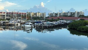 Un port esportiu amb vaixells amarrats, envoltat d'edificis amb terrasses vermelles i diversos pisos.