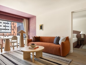 Suite, 1 cama de matrimonio grande | Zona de estar | Una Smart TV, películas de pago