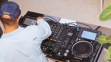 Un controlador DJ Pioneer con pantalla, perillas y botones.