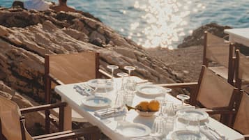 Breakfast, lunch, dinner served; Greek cuisine