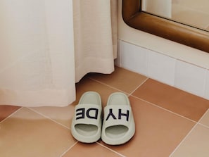 General Admission King | Hypo-allergenic bedding available, pillowtop beds, minibar, in-room safe