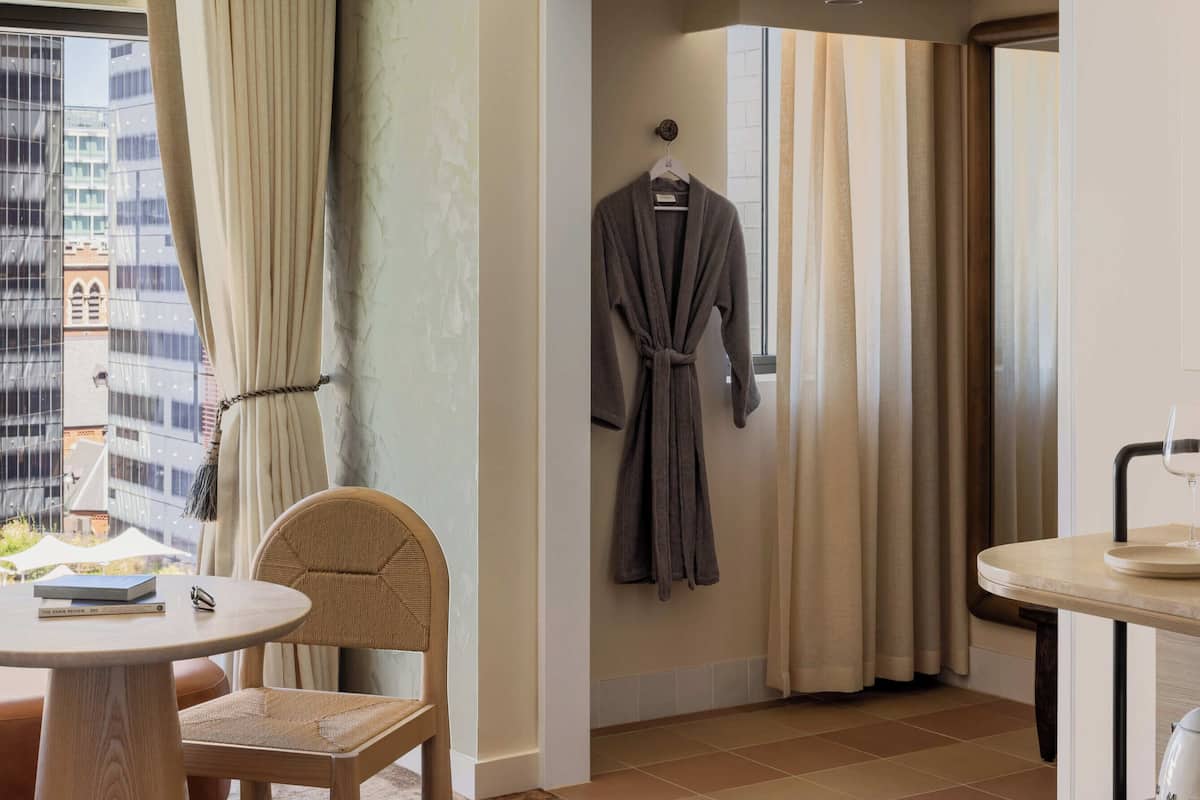 Literie hypoallergénique, surmatelas, minibar
