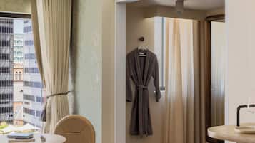 Ropa de cama hipoalergénica, colchones con pillow-top y minibar