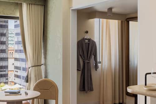Literie hypoallergénique, surmatelas, minibar