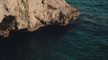 Daily cooked-to-order breakfast (AUD 35 per person)