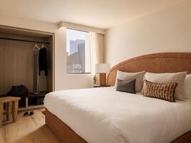 Ropa de cama hipoalergénica, colchones con pillow-top y minibar