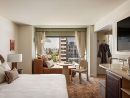 Ropa de cama hipoalergénica, colchones con pillow-top y minibar 