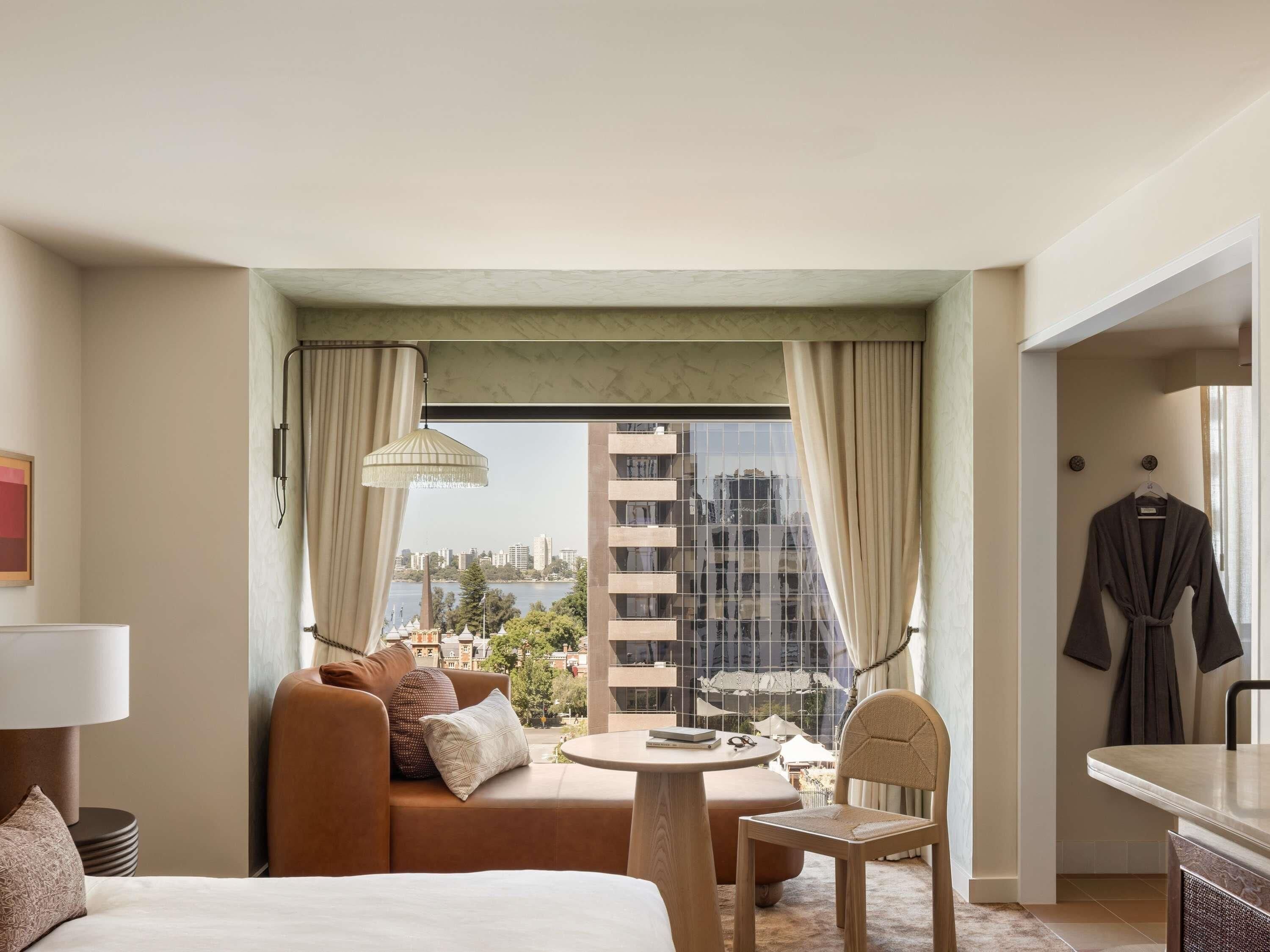 ملاءات للفراش لا تسبب الحساسية وأسرّة بطبقة علوية مريحة وميني بار