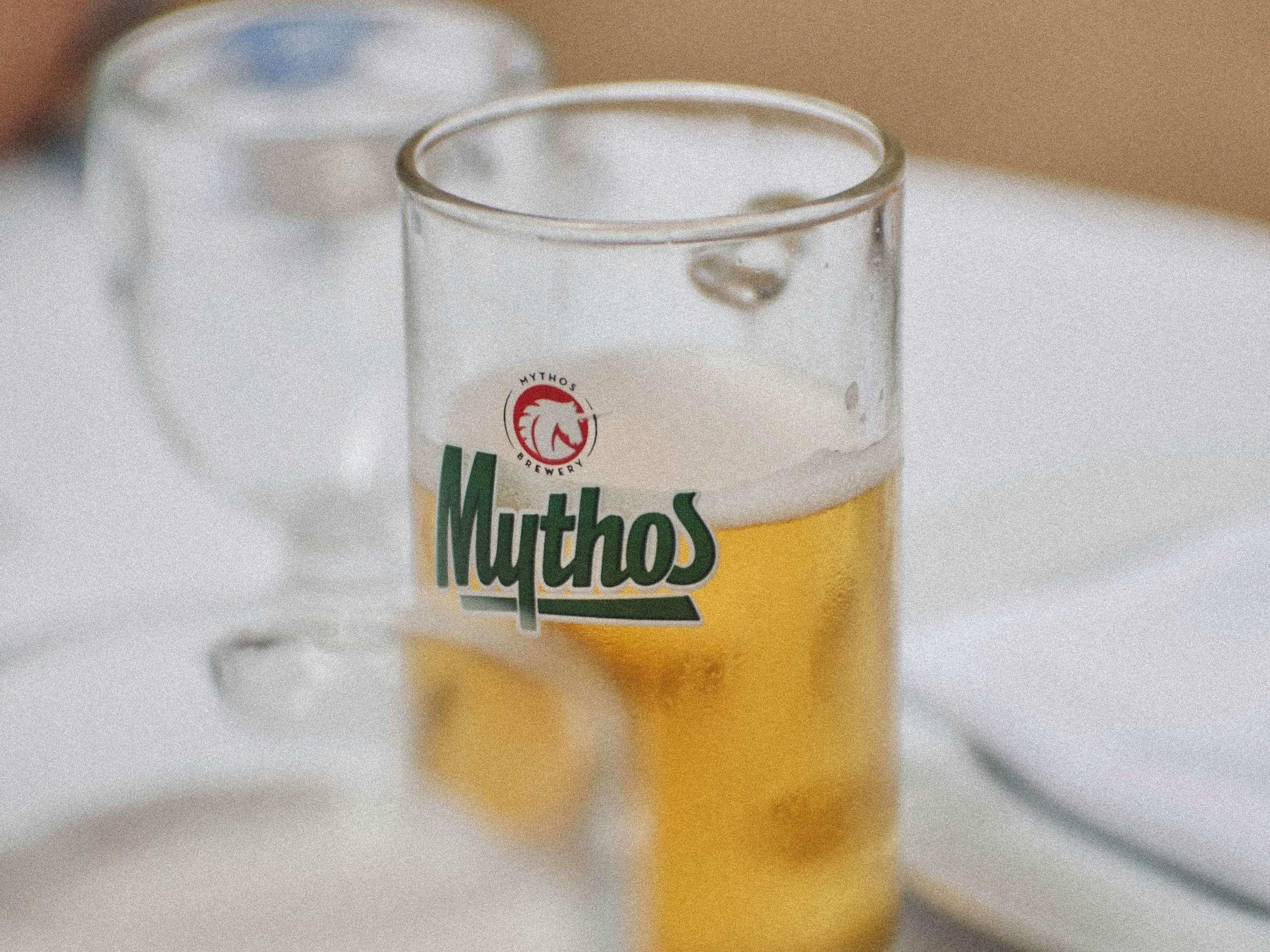 Una cerveza con un logotipo.
