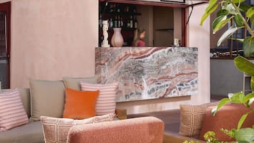 Ein Sitzbereich mit einer Couch, Kissen und einem Marmorrelief.