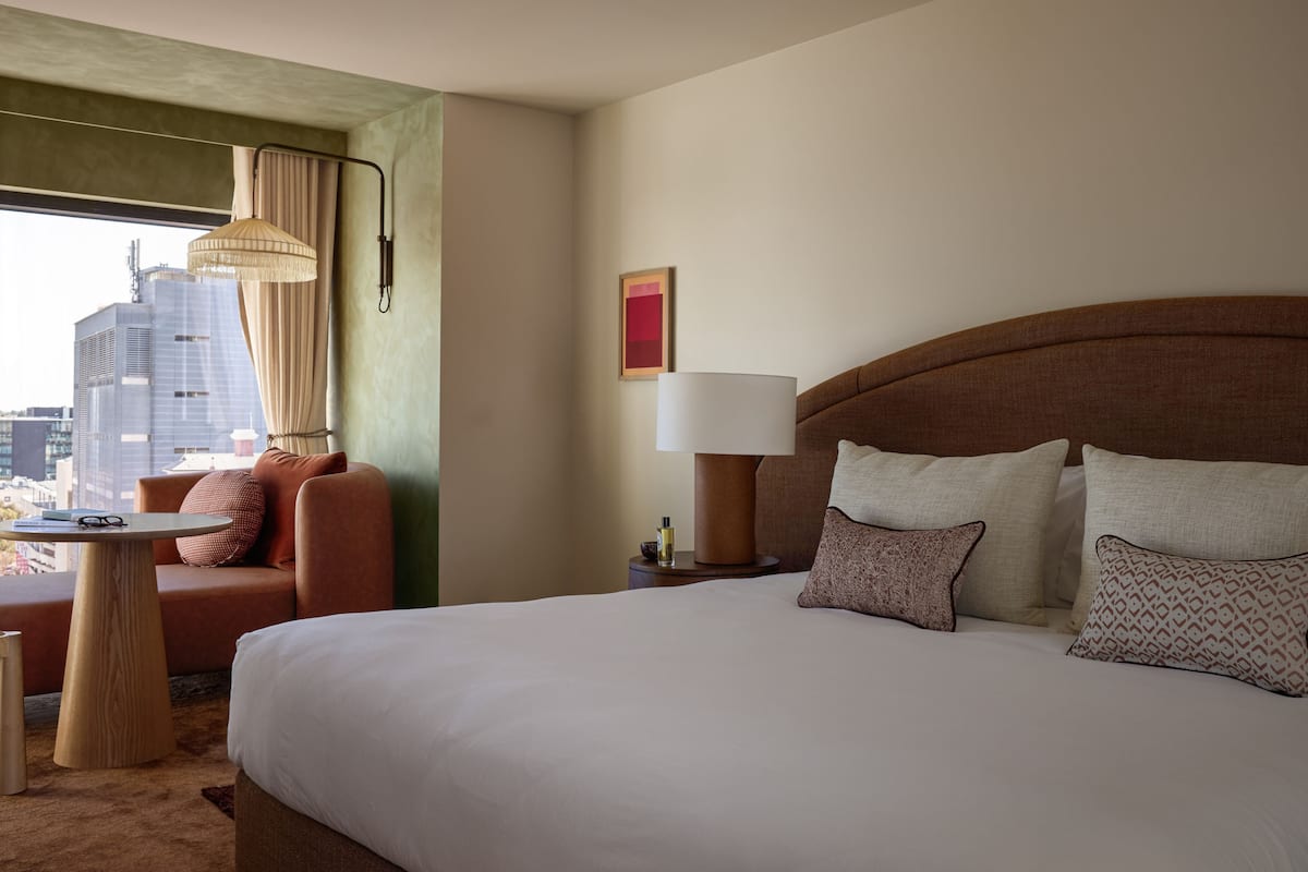Chambre, 1 très grand lit | Literie hypoallergénique, lit avec matelas à plateau-coussin, minibar
