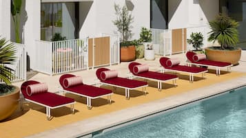 Piscina externa, guarda-sóis, espreguiçadeiras