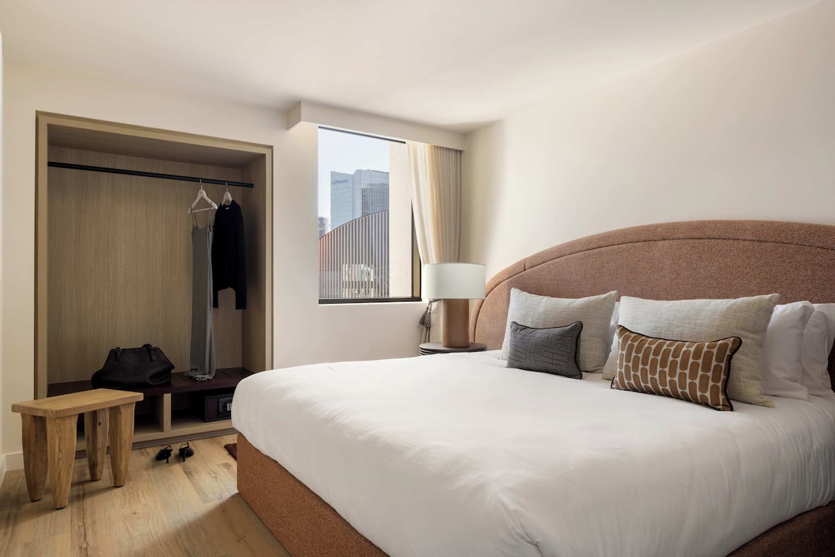 Platinum Suite | Hypo-allergenic bedding, pillowtop beds, minibar, in-room safe