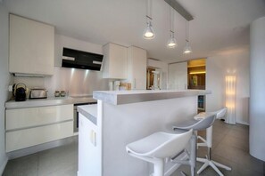 Kühlschrank, Mikrowelle, Ofen, Herdplatte