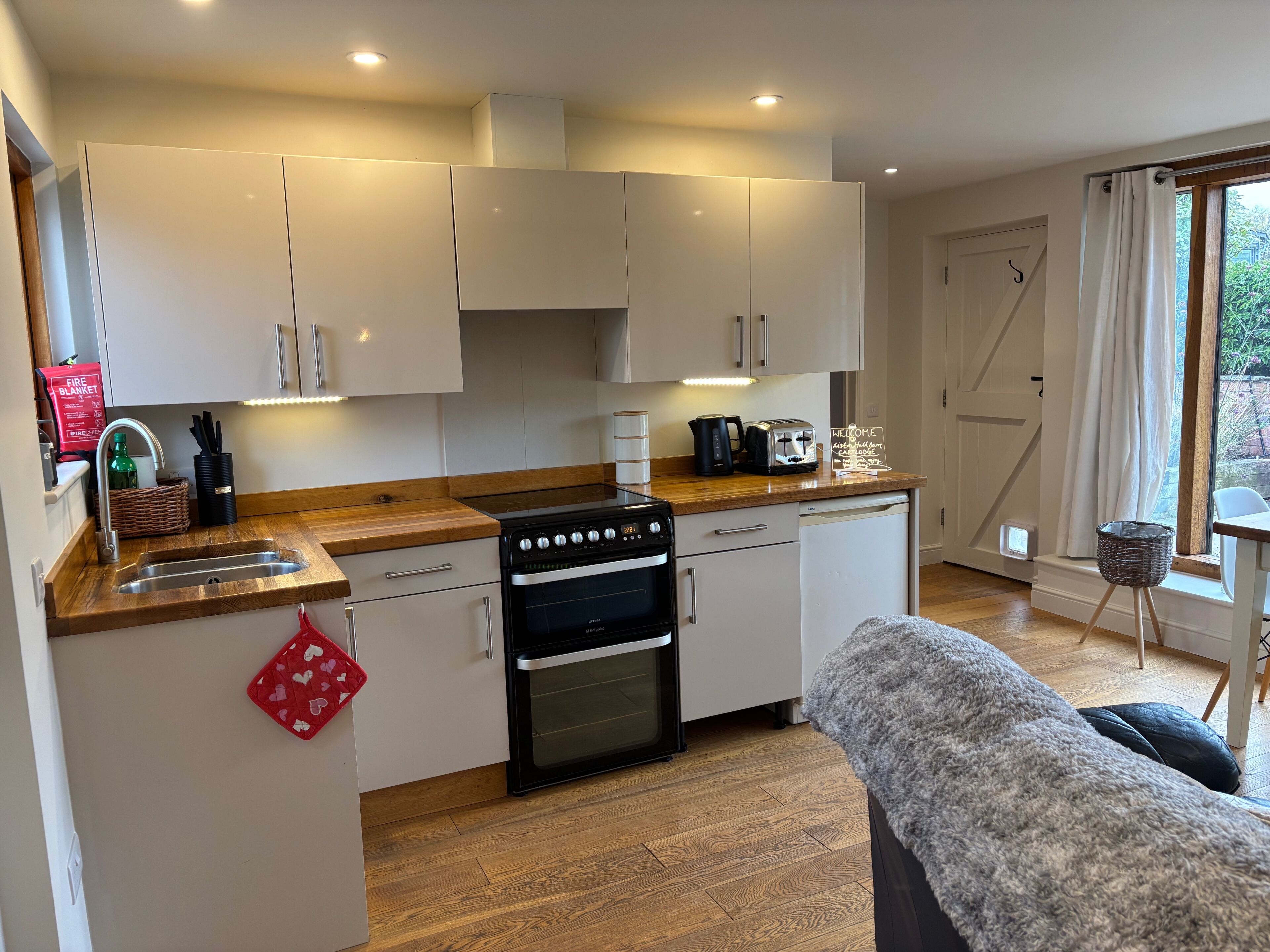 Fridge, oven, stovetop, electric kettle