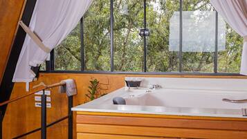 Chalé família, sacada, vista para a cidade | Banheira de hidromassagem particular