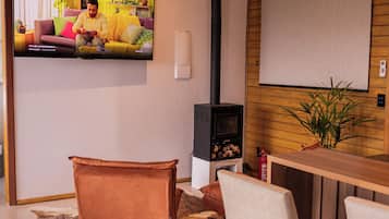 Deluxe Chalet, Balcony, City View | Living area