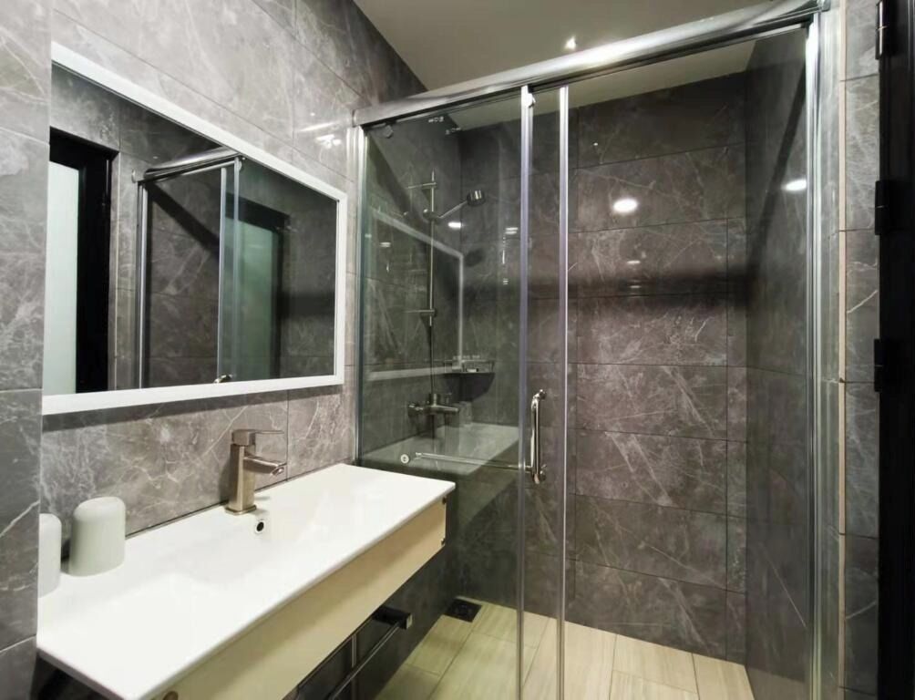 تجهيزات دش، خف للقدمين، مناشف، صابون