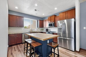 Kjøleskap, mikrobølgeovn, ovn og kokeplater