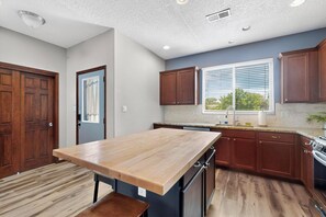 Fridge, microwave, oven, stovetop - Beautiful North Valley home, garage, yard, BBQ (Albuquerque)