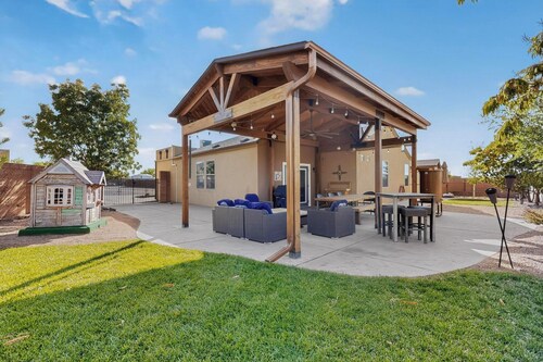Beautiful North Valley home, garage, yard, BBQ