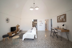 Comfort Condo, Courtyard View | Living area
