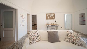A spacious room with a large bed, a desk, and a world map on the wall. - PORTA SUGLI ULIVI (Monopoli)