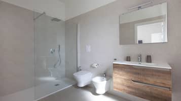 Nhà Deluxe | Phòng tắm | Vòi sen phun mưa, máy sấy tóc, áo choàng tắm, dép đi trong nhà