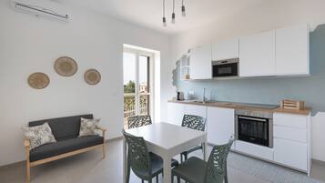 Deluxe House | Private kitchen | Electric kettle, toaster, high chair, blender