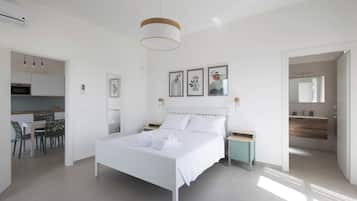 Deluxe House | Premium bedding, down duvets, in-room safe, desk