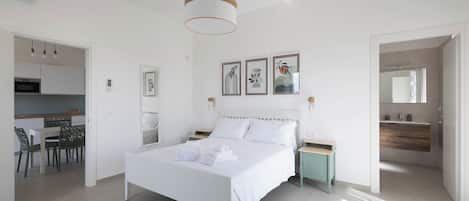 Deluxe House | Premium bedding, down comforters, in-room safe, desk