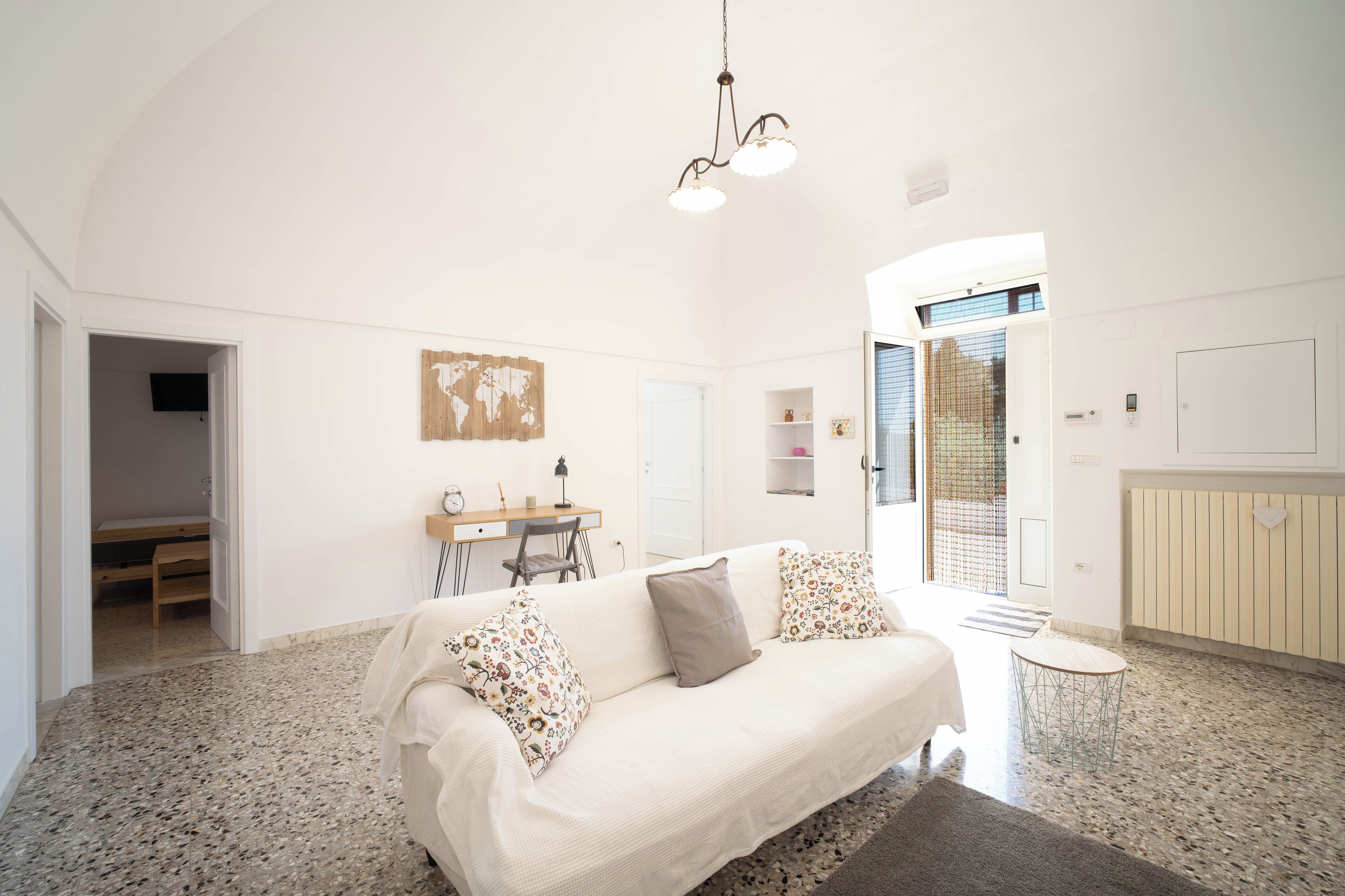 Condo tiện nghi đơn giản, quang cảnh sân vườn | Khu phòng khách | TV màn hình phẳng 48-inch có truyền hình kỹ thuật số, TV, đồ chơi 