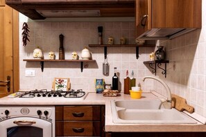 Kühlschrank, Ofen, Herdplatte, Wasserkocher mit Kaffee-/Teezubehör