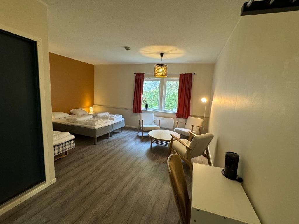 Habitación triple, vistas parciales al mar | Wifi gratis