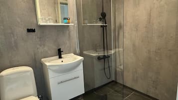 Chambre Triple, vue partielle sur la mer | Salle de bain