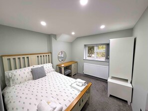 1 bedroom, iron/ironing board, WiFi, bed sheets - The Modern muse (Birmingham)