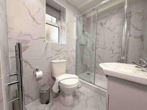Shower, hair dryer, towels, soap - The Modern muse (Birmingham)