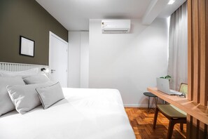 Lägenhet | Värdeförvaringsskåp på rummet och mörkläggningsgardiner