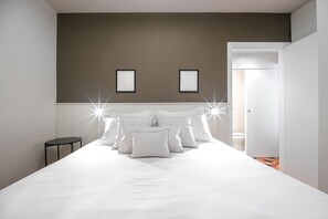 Lägenhet | Värdeförvaringsskåp på rummet och mörkläggningsgardiner