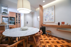 Apartment | Dining - Leblon | Localização premium, 5min da Praia, ao lado da Dias Ferreira - por Casapē Rio (Rio de Janeiro)